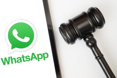 Dhaka, Bangladesch - 14. Januar 2025: Ein iPad zeigt das WhatsApp-Logo neben einem Richterhammer.-stock-foto
