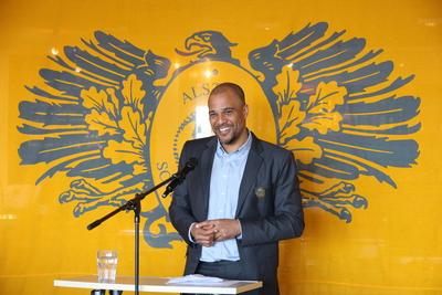 Feierliche Auszeichnung mit einem Ehrentitel im Restaurant Alex an der Binnenalster: Basketballprofi Marvin Willoughby (-stock-photo
