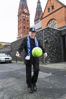 Erzbischof Werner Thissen mit HSV Schal und Fu?ball Hamburgs Erzbischof Werner Thissen vor seinem-stock-foto