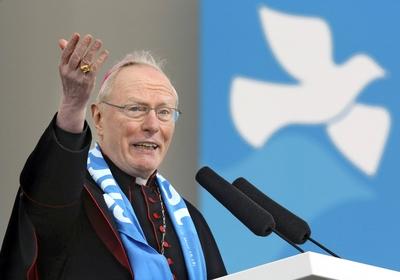 Der Hamburger Erzbischof Werner Thissen beim evangelischen Kirchentag am 01 05 13 in Hamburg 410361-stock-foto
