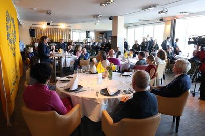 Feierliche Auszeichnung mit einem Ehrentitel im Restaurant Alex an der Binnenalster: Basketballprofi Marvin Willoughby (-stock-photo