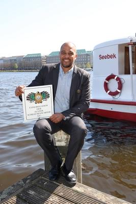 Feierliche Auszeichnung mit einem Ehrentitel im Restaurant Alex an der Binnenalster: Basketballprofi Marvin Willoughby (-stock-photo