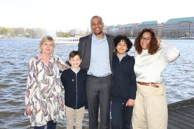 Willoughby mit seiner Familie, feierliche Auszeichnung mit einem Ehrentitel im Restaurant Alex an der Binnenalster: Bask-stock-photo
