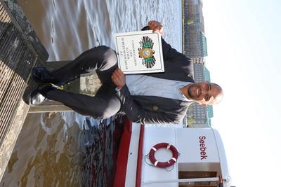 Feierliche Auszeichnung mit einem Ehrentitel im Restaurant Alex an der Binnenalster: Basketballprofi Marvin Willoughby (-stock-photo