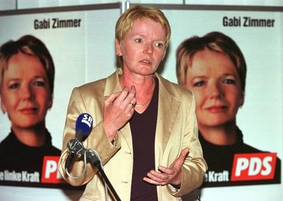 Gabi Zimmer PDS macht am Montag 12 8 2002 auf ihrer Wahlkampftour Station in Saarbr?cken Zimmer-stock-foto
