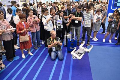 GUANGZHOU, CHINA - APRIL 15: People take photos of a quadruped robot dog during the 137th session of the China Import an-stock-foto