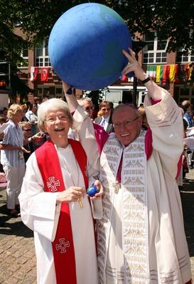 Die evangelische Bisch?fin Maria Jepsen und der katholische Hamburger Erzbischof Werner Thissen (v.li.) am 10.06.06 mit-stock-foto