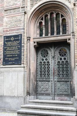 Eingangsportal der Neuen Synagoge in Berlin. In der Pogromnacht 1938 legte die SA Feuer, in der Neuen Synagoge Feuer zu-stock-photo