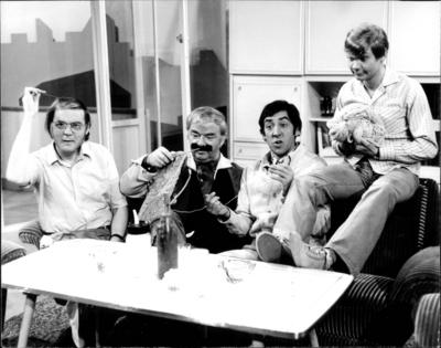 Quartett der Komiker Quartett der Komiker - Verkehrte Welt in modernen Familien. W?hrend die Frauen arbeiten und f?r den-stock-foto