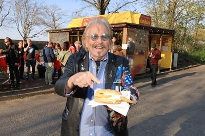 Backfischbr?tchen ? la Frank Zander, Imbiss W?rfel 2, Berlin, 14.04.2025-stock-foto