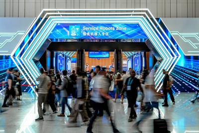 GUANGZHOU, CHINA - APRIL 15: People visit the Service Robots Zone during the 137th session of the China Import and Expor-stock-foto