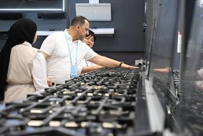 GUANGZHOU, CHINA - APRIL 15: Foreign buyers visit the booth of household electrical appliances during the 137th session-stock-foto