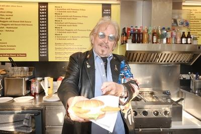 Backfischbr?tchen ? la Frank Zander, Imbiss W?rfel 2, Berlin, 14.04.2025-stock-foto
