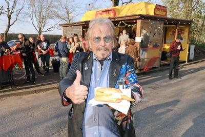 Backfischbr?tchen ? la Frank Zander, Imbiss W?rfel 2, Berlin, 14.04.2025-stock-foto