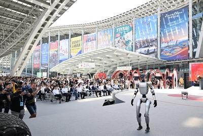 GUANGZHOU, CHINA - APRIL 15: A humanoid robot and a quadruped robot dog attract buyers during the 137th session of the C-stock-foto