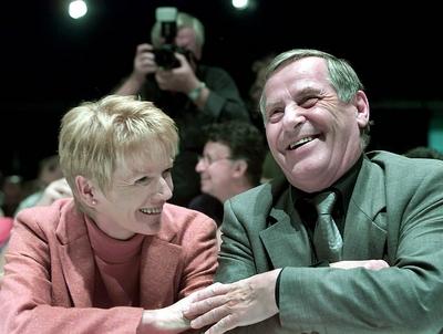 Die neue PDS Vorsitzende Gabriele Zimmer links spricht mit ihrem Vorgaenger Lothar Bisky waehrend-stock-foto