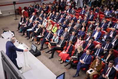 Francois Bayrou, comite d alerte du budget-stock-foto