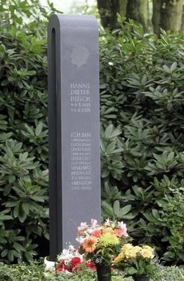 Bildnummer: 60131833  Datum: 16.08.2006  Copyright: imago/epdDas Ehrengrabmal auf dem Friedhof in Moers-H?lsdonk (Nordrhein-Westfalen) erinnert an den Kabarettisten Hanns Dieter H?sch, der im Dezember 2005 im Alter von 80 Jahren gestorben ist (Foto: 16.08.2006). H?sch galt als einer der bedeutendsten deutschen Kleink?nstler. DER ABDRUCK DES EPD-FOTOS IST HONORARPFLICHTIG! Ehrengrabmal erinnert an Hanns Dieter H?sch Gesellschaft A x0x xkg 2006 hoch Europa Deutschland Nordrhein-Westfalen Kultur Kabarett Personen Religionen Friedh?fe Gr?ber  60131833 Date 16 08 2006 Copyright Imago epd the Cenotaph on the Cemetery in Moers H?lsdonk North Rhine Westphalia recalls to the Cabaret Hanns Dieter H?sch the in December 2005 in Age from 80 Years Died is Photo 16 08 2006 H?sch Galt as a the important German Small artists the Imprint the epd Photos is  Cenotaph recalls to Hanns Dieter H?sch Society a x0x xkg 2006 vertical Europe Germany North Rhine Westphalia Culture Cabaret People Religions Cemeteries Graves-stock-foto