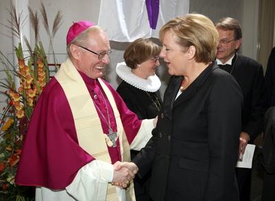 Bildnummer: 60128784  Datum: 03.10.2006  Copyright: imago/epdDer Hamburger Erzbischof Werner Thissen verabschiedet Bundeskanzlerin Angela Merkel nach dem zentralen Gottesdienst zum Tag der Deutschen Einheit am 3.10.06 in der Kieler Nikolaikirche. Hinten die L?becker Bisch?fin B?rbel Wartenberg-Potter und der Schleswiger Bischof Hans Christian Knuth. In die Kirche waren 750 G?ste gekommen, darunter Bundespr?sident Horst K?hler. Schleswig-Holstein ist diesj?hriger Gastgeber f?r die Einheitsfeier. Der ?kumenische Gottesdienst stand unter dem Leitwort Geist der Einheit - Band des Friedens . (Siehe epd-Meldung 11585/3.10.2006) DER ABDRUCK DES EPD-FOTOS IST HONORARPFLICHTIG! Gottesdienst zum Tag der Deutschen Einheit in Kiel Gesellschaft x0x xkg 2006 quer Europa Deutschland Schleswig-Holstein Kiel Personen Politik Gedenktage Politiker Religionen Christentum Evangelische Kirche Gottesdienste Fernsehgottesdienst Festgottesdienst Gedenkgottesdienst Katholische Kirche R?misch-katholische Kirche ?kumene  60128784 Date 03 10 2006 Copyright Imago epd the Hamburg Archbishop Werner Thissen Adopted Chancellor Angela Merkel after the Centres Worship to Day the German Unit at 3 10 06 in the Kiel Nikolai Church rear the Luebeck Bishop B?rbel Wartenberg Potter and the Schleswig Bishop Hans Christian Knuth in the Church Were 750 Guests come below Federal President Horst K?hler Schleswig Holstein is this year Host for the Unity ceremony the Ecumenical Worship stand under the Motto Spirit the Unit Tie the Peace See epd Message  3 10 2006 the Imprint the epd Photos is  Worship to Day the German Unit in Leng Society x0x xkg 2006 horizontal Europe Germany Schleswig Holstein Leng People politics Commemorations Politicians Religions Christianity Protestant Church Worship Fernsehgottesdienst Hard worship Memorial service Catholic Church Roman Catholic Church Ecumenism-stock-foto