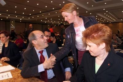 Bildnummer: 50148264  Datum: 14.07.2001  Copyright: imago/G?tz SchleserV.l.n.r.: Gregor Gysi (GER/Kandidat der PDS f?r die Wahl des Regierenden B?rgermeisters von Berlin), Gabi Zimmer (GER/PDS) und Petra Pau (GER/stellvertretende PDS-Fraktionsvorsitzende) auf dem Sonderparteitag der PDS, Personen , optimistisch; 2001, Berlin, Parteien, Politiker, Politikerin, Politikerinnen, Parteitag, Parteitage, Sonderparteitage, Kandidaten, B?rgermeisterkandidat, B?rgermeisterkandidaten; , quer, Kbdig, Gruppenbild, Landespolitik, Politik, Deutschland, Randbild, People-stock-foto