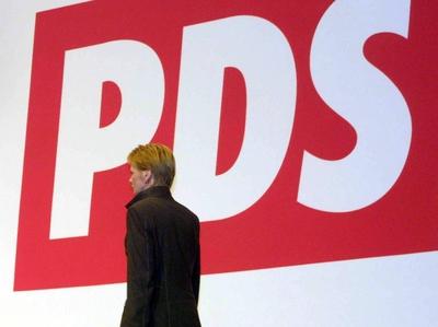 Bildnummer: 50445838  Datum: 12.10.2002  Copyright: imago/Sven SimonGabi Zimmer (GER/PDS-Bundesvorsitzende) geht am PDS-Plakat  vorbei auf dem Bundesparteitag der PDS in Gera, Personen , Einsamkeit , Leere; 2002, Gera, Geraer Parteitag, 8. Parteitag, achter, Politiker, Politikerin, Bundesparteitag, Bundesparteitage, Parteitag, Parteitage, Delegierte, Delegierter, Bundesvorsitzender, Vorsitzender, Vorsitzende, gehend, geht, vorbeigehen, vorbeigehend, gehen, geht, gehend, Plakate; , quer, Kbdig, Einzelbild, close, Parteien, Politik, R?ckansicht, Perspektive, Schriftzug, Logos, Deutschland, Randbild, People, Parteivorsitzender, Parteivorsitzende, Gabriele / Symbolfoto, Abgang-stock-foto