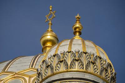 Die Kuppel der Neuen Synagoge in der Oranienburger Stra?e in Berlin-Mitte. Der noch vorhandene Teil des Bauwerkes steht-stock-foto