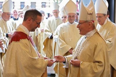 In einem Gottesdienst im Hamburger St Marien Dom ist der Koelner Generalvikar Stefan Hesse He?e 4-stock-foto