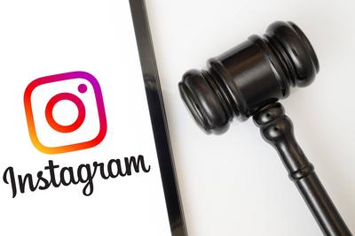 Dhaka, Bangladesch - 14. Januar 2025: Ein iPad zeigt das Instagram-Logo neben einem Richterhammer.-stock-foto