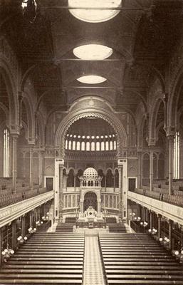 Innenraum der Neuen Synagoge in Berlin, Bänke, Chor und Gewölbe, um 1890, Deutschland, Historisch, digital restaurierte-stock-foto