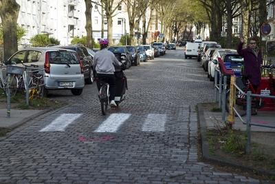 Hamburg-Eimsbuettel-15.04.2025-Illegaler Zebrastreifen sorgt f?r Aerger , Die Buerger zeigen Eigeninitiative und malten weisse Streife als Uebergang auf das Pflater , da die Stadt angeblich nicht handelt. Jetzt ist es auch in der Wrangelstrassse passiert. Buerger haben einen Zebrastreifen f?r mehr Verkehrssicherheit illegal auf die Strasse gemalt da die Stadt angeblich nicht handelt. Ob der illegale Zebrastreifen jetzt bleibt oder auf Kosten des Steuerzahlers wieder entfernt werden muss ist noch unklar Hamburg Deutschland *** Hamburg Eimsbuettel 15 04 2025 Illegal crosswalk causes trouble, citizens show initiative and paint white stripes as a crossing on the pavement, because the city allegedly does not act Now it has also happened in the-stock-foto