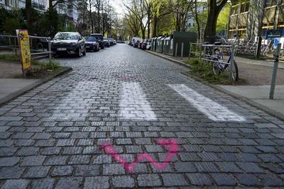 Hamburg-Eimsbuettel-15.04.2025-Illegaler Zebrastreifen sorgt f?r Aerger , Die Buerger zeigen Eigeninitiative und malten weisse Streife als Uebergang auf das Pflater , da die Stadt angeblich nicht handelt. Jetzt ist es auch in der Wrangelstrassse passiert. Buerger haben einen Zebrastreifen f?r mehr Verkehrssicherheit illegal auf die Strasse gemalt da die Stadt angeblich nicht handelt. Ob der illegale Zebrastreifen jetzt bleibt oder auf Kosten des Steuerzahlers wieder entfernt werden muss ist noch unklar Hamburg Deutschland *** Hamburg Eimsbuettel 15 04 2025 Illegal crosswalk causes trouble, citizens show initiative and paint white stripes as a crossing on the pavement, because the city allegedly does not act Now it has also happened in the-stock-foto