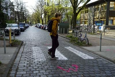 Hamburg-Eimsbuettel-15.04.2025-Illegaler Zebrastreifen sorgt f?r Aerger , Die Buerger zeigen Eigeninitiative und malten weisse Streife als Uebergang auf das Pflater , da die Stadt angeblich nicht handelt. Jetzt ist es auch in der Wrangelstrassse passiert. Buerger haben einen Zebrastreifen f?r mehr Verkehrssicherheit illegal auf die Strasse gemalt da die Stadt angeblich nicht handelt. Ob der illegale Zebrastreifen jetzt bleibt oder auf Kosten des Steuerzahlers wieder entfernt werden muss ist noch unklar Hamburg Deutschland *** Hamburg Eimsbuettel 15 04 2025 Illegal crosswalk causes trouble, citizens show initiative and paint white stripes as a crossing on the pavement, because the city allegedly does not act Now it has also happened in the-stock-foto
