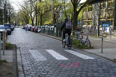 Hamburg-Eimsbuettel-15.04.2025-Illegaler Zebrastreifen sorgt f?r Aerger , Die Buerger zeigen Eigeninitiative und malten weisse Streife als Uebergang auf das Pflater , da die Stadt angeblich nicht handelt. Jetzt ist es auch in der Wrangelstrassse passiert. Buerger haben einen Zebrastreifen f?r mehr Verkehrssicherheit illegal auf die Strasse gemalt da die Stadt angeblich nicht handelt. Ob der illegale Zebrastreifen jetzt bleibt oder auf Kosten des Steuerzahlers wieder entfernt werden muss ist noch unklar Hamburg Deutschland *** Hamburg Eimsbuettel 15 04 2025 Illegal crosswalk causes trouble, citizens show initiative and paint white stripes as a crossing on the pavement, because the city allegedly does not act Now it has also happened in the-stock-foto