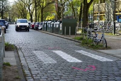 Hamburg-Eimsbuettel-15.04.2025-Illegaler Zebrastreifen sorgt f?r Aerger , Die Buerger zeigen Eigeninitiative und malten weisse Streife als Uebergang auf das Pflater , da die Stadt angeblich nicht handelt. Jetzt ist es auch in der Wrangelstrassse passiert. Buerger haben einen Zebrastreifen f?r mehr Verkehrssicherheit illegal auf die Strasse gemalt da die Stadt angeblich nicht handelt. Ob der illegale Zebrastreifen jetzt bleibt oder auf Kosten des Steuerzahlers wieder entfernt werden muss ist noch unklar Hamburg Deutschland *** Hamburg Eimsbuettel 15 04 2025 Illegal crosswalk causes trouble, citizens show initiative and paint white stripes as a crossing on the pavement, because the city allegedly does not act Now it has also happened in the-stock-foto