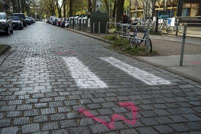 Hamburg-Eimsbuettel-15.04.2025-Illegaler Zebrastreifen sorgt f?r Aerger , Die Buerger zeigen Eigeninitiative und malten weisse Streife als Uebergang auf das Pflater , da die Stadt angeblich nicht handelt. Jetzt ist es auch in der Wrangelstrassse passiert. Buerger haben einen Zebrastreifen f?r mehr Verkehrssicherheit illegal auf die Strasse gemalt da die Stadt angeblich nicht handelt. Ob der illegale Zebrastreifen jetzt bleibt oder auf Kosten des Steuerzahlers wieder entfernt werden muss ist noch unklar Hamburg Deutschland *** Hamburg Eimsbuettel 15 04 2025 Illegal crosswalk causes trouble, citizens show initiative and paint white stripes as a crossing on the pavement, because the city allegedly does not act Now it has also happened in the-stock-foto