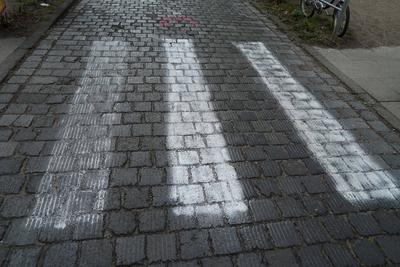 Hamburg-Eimsbuettel-15.04.2025-Illegaler Zebrastreifen sorgt f?r Aerger , Die Buerger zeigen Eigeninitiative und malten weisse Streife als Uebergang auf das Pflater , da die Stadt angeblich nicht handelt. Jetzt ist es auch in der Wrangelstrassse passiert. Buerger haben einen Zebrastreifen f?r mehr Verkehrssicherheit illegal auf die Strasse gemalt da die Stadt angeblich nicht handelt. Ob der illegale Zebrastreifen jetzt bleibt oder auf Kosten des Steuerzahlers wieder entfernt werden muss ist noch unklar Hamburg Deutschland *** Hamburg Eimsbuettel 15 04 2025 Illegal crosswalk causes trouble, citizens show initiative and paint white stripes as a crossing on the pavement, because the city allegedly does not act Now it has also happened in the-stock-foto