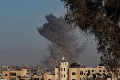 Smoke rises from an explosion following an Israeli airstrike on the eastern areas of Gaza City-stock-foto