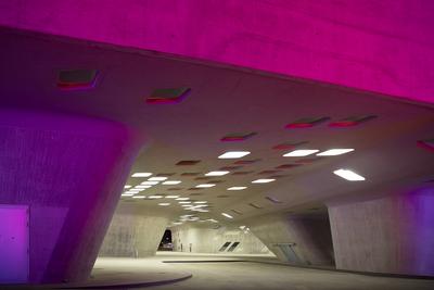 WOB_Phaeno_16.tif Das bunt illuminierte ph?no Gebaeude, eine Experimentierlandschaft und ein Science Center am Abend, Wo-stock-photo