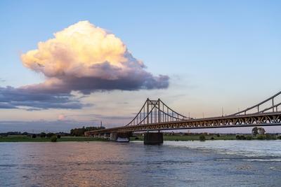 Krefeld-Uerdinger Br?cke ?ber den Rhein, marode Stra?enbr?cke, eingeschr?nkte Nutzung durch Fahrzeuge, wird saniert, sol-stock-foto