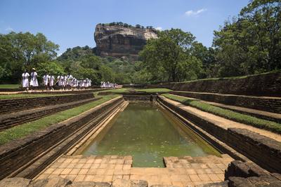 Sigiriya, Sri Lanka - March 23 2017: Students of a school class in white uniforms on a pathway at Lions Rock Sigiriya, S-stock-foto