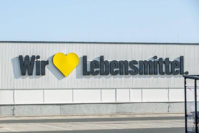 Bamberg, Deutschland 28. Februar 2021: Aussenansicht vom EDEKA- Center, in Bamberg, mit Schriftzug und Logo vom Unterneh-stock-foto