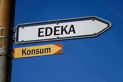 Wegweiser mit Edeka und Konsum Wegweiser mit Edeka und Konsum, 29.10.2024, Borkwalde, Brandenburg, In zwei Wegweisern st-stock-foto