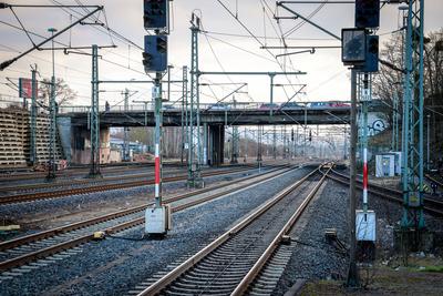 Br?cke ?ber ICE Strecke in Kassel-Wilhelmsh?he.-stock-foto