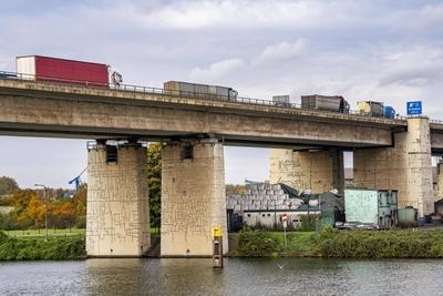 Die Berliner Br?cke, Autobahn A59, ?ber das Gel?nde des Duisburger Hafen, 1,8 km lang, hat eine Restnutzungsdauer bis 20-stock-foto