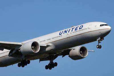 Ein Flugzeug der Fluggesellschaft United Airlines, Boeing 777-322/ER, Kennung N2138U im Landeanflug auf den Flughafen Fr-stock-foto