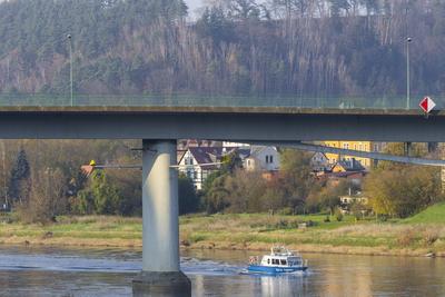 Elbbr?cke in Bad Schandau gesperrt. Die Elbbr?cke in Bad Schandau (B 172) ist ab sofort f?r jeglichen Verkehr gesperrt.-stock-photo