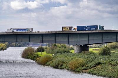 Die Berliner Br?cke, Autobahn A59, ?ber das Gel?nde des Duisburger Hafen, 1,8 km lang, hat eine Restnutzungsdauer bis 20-stock-foto