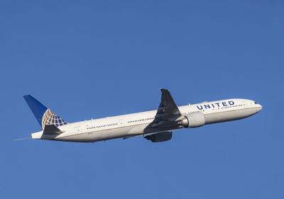 Flugzeug beim Start am Flughafen Fraport in Frankfurt am Main. Luftfahrzeugkennzeichen: N2135U, Boeing 777-322ER, United-stock-foto