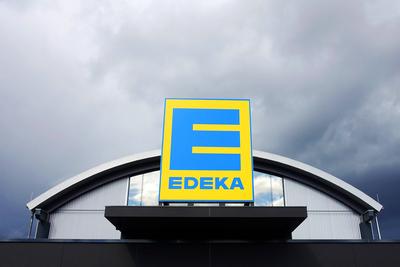 EDEKA-Logo im Eingangsbereich eines Marktes - Deutschland, DEU, GER, Germany, Berlin, 17.09.2022 - Emblem der Handelsmar-stock-foto
