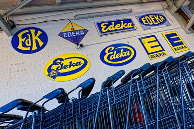 Nostalgie. Alte Werbetafeln h?ngen am Edekamarkt ?ber den Einkaufswagen - g?b es doch auch noch die Preise von damals. S-stock-photo